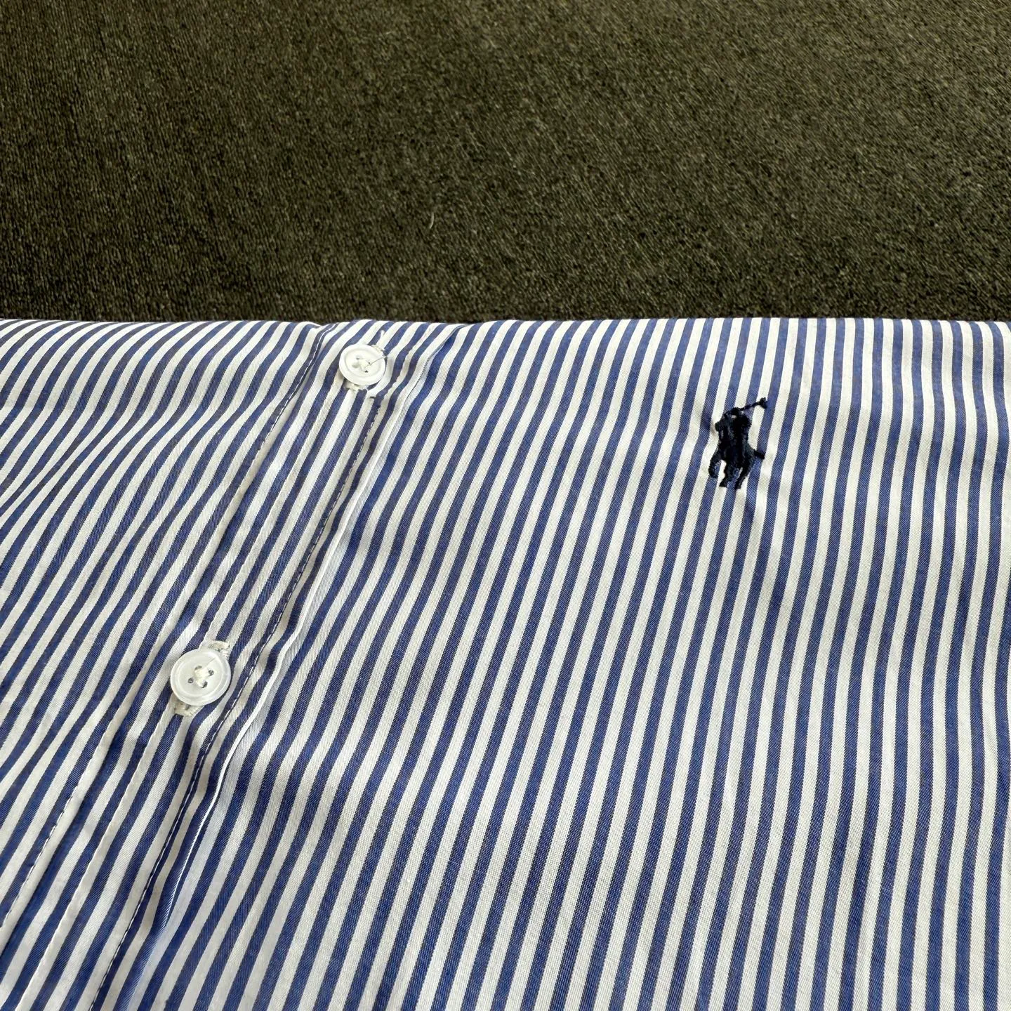 P180 Style No. G66 Ralph Lauren/Ralph Lauren Striped Casual Shirt 1️⃣Made of high-quality classic striped fabric, the upper body is soft and comfortable, extremely delicate, has a solid, smooth and soft feel. The fabric does not wrinkle, and the feel is invincible. The details are handled perfectly! 2️⃣Adopting the washing process, the workmanship details are perfectly controlled. They are all hemmed with vest technology, and the insides of the sleeves are also used. Different from the four-needle and five-thread workmanship, the collars are also all designed with interlining, showing high-end fashion and individuality, and the style is fashionable, simple and elegant! 3️⃣It is very youthful and energetic, and can be easily worn by both men and women. It is very in line with the fashion aesthetic concepts of today's young people! Color: Striped Blue Size: S M L XL